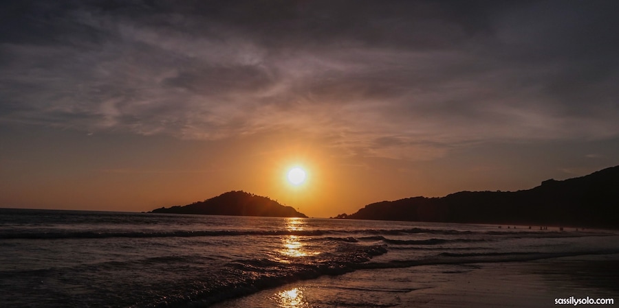 Life is too short. Move to a beach and don’t turn back ~ read somewhere
#beach #sunset #travel #wanderlust #memories #lifesabeach #sassilysolo #solotraveller #canonshots #goa #palolem #india #solotravel #waves #skyline #goldenhue