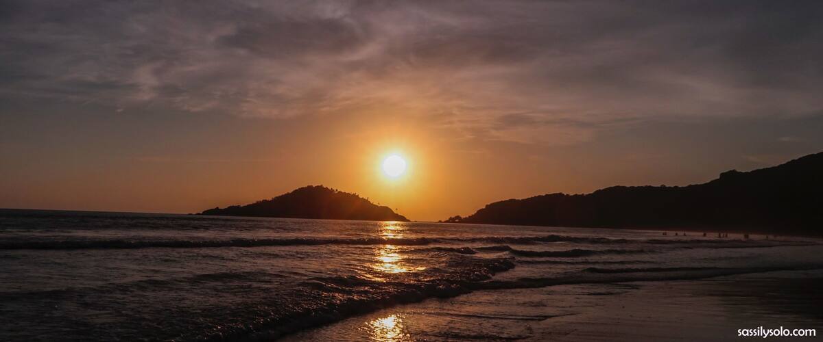 Life is too short. Move to a beach and don’t turn back ~ read somewhere
#beach #sunset #travel #wanderlust #memories #lifesabeach #sassilysolo #solotraveller #canonshots #goa #palolem #india #solotravel #waves #skyline #goldenhue