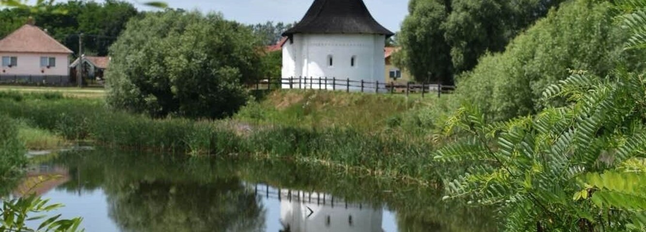 The Calvinist church of Csengersima in #Romanesque style was built in the 13th century. The pond is a blind channel of the river #Szamos.