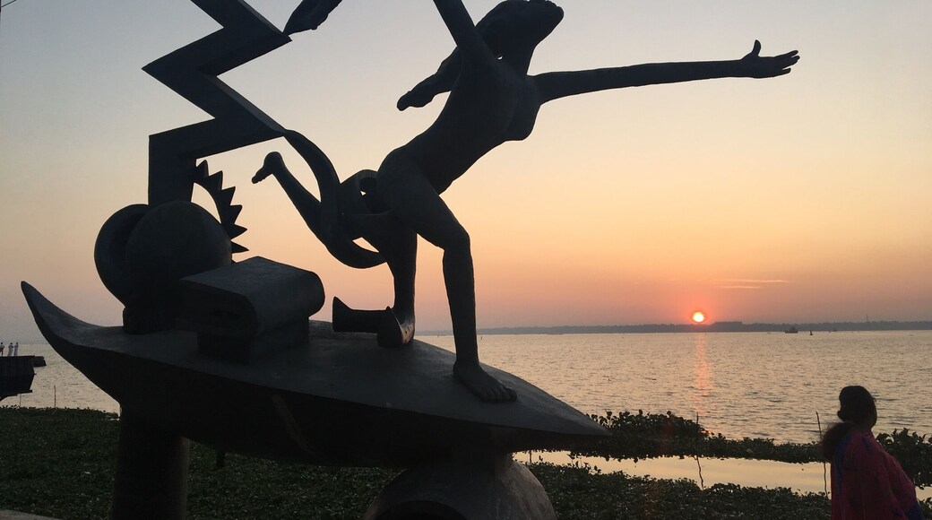 Vaikom, backwater front is a town in Kerala, South India.
Near to Vaikom boat jetty, on the way to the public beach, are 10 sculptures, each of them reminding us of events in the historic Vaikom Satyagraha. They tell tales starting from Dalavakkunnu, where those who fought for social change were cut down and buried many years before the historic protest, to various scenes from the Satyagraha itself.