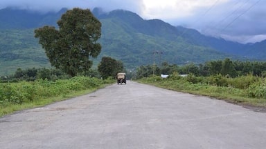 Leimakhong is almost heaven. A scenic drive. Blue ridge mountains, fast flowing streams and never ending Paddy fields. While driving or riding down this road I always get a feeling that I should have been here yesterday. Build a hut and stay here everyday.