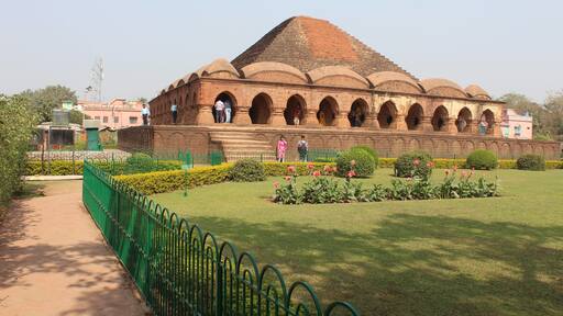 This immense structure is a delight to ones eyes, an exquisite piece of architecture of the 17th century. This is the Rashmoncho I, erected by the Malla Kings of Bishnupur.