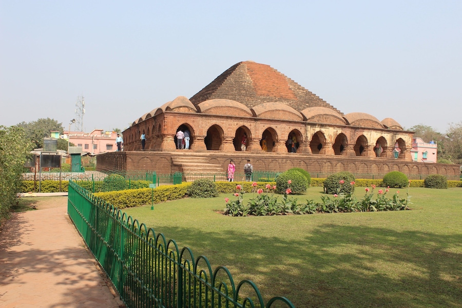 This immense structure is a delight to ones eyes, an exquisite piece of architecture of the 17th century. This is the Rashmoncho I, erected by the Malla Kings of Bishnupur.