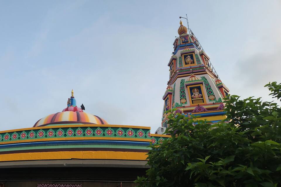 Bunte Kuppeln und ein hoher, filigran verzierter Schturm.