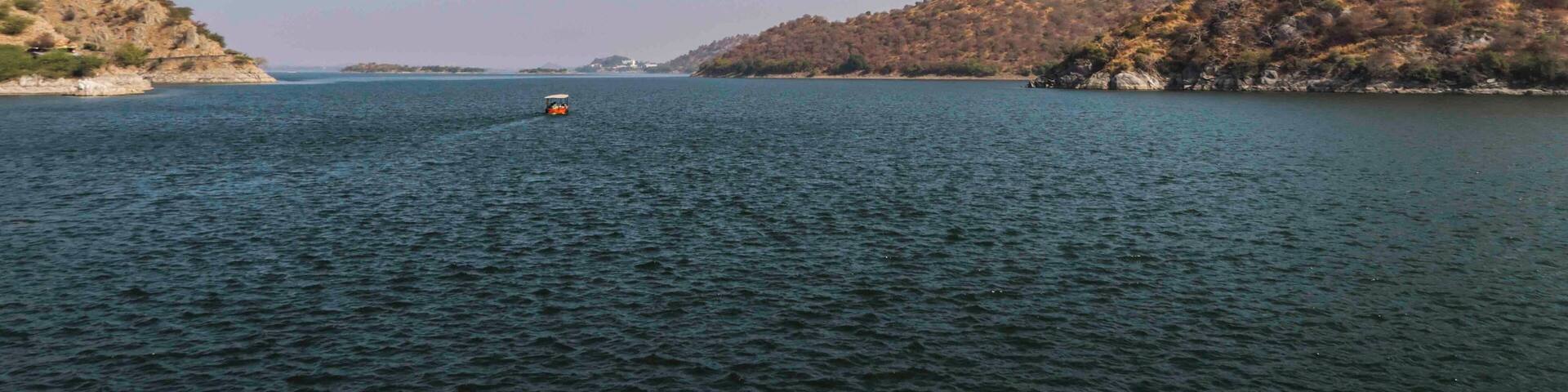 Embrace the serenity of Jaisamand Lake, the second largest artificial lake in India
#destinations #mustvisits #udaipur #jaisamandlake #dhebharlake #solotravel #wanderlust #sassilysolo #travel #canonshots #rajasthan #india