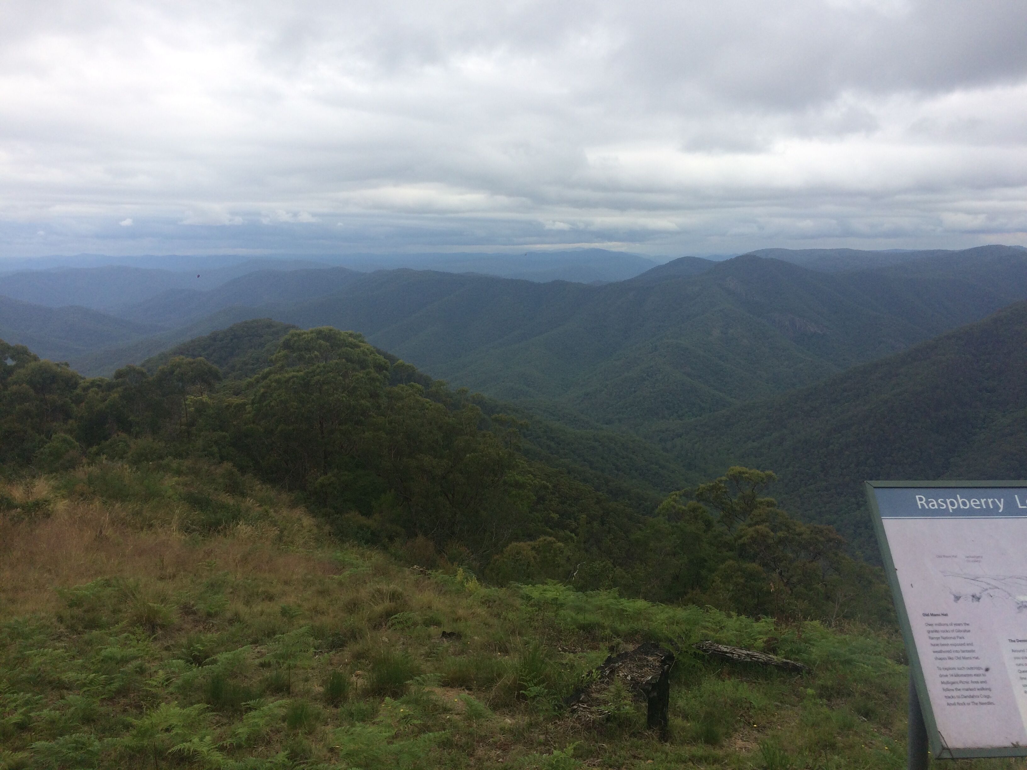 The viewpoint offers breathtaking views of uninterrupted rolling hills and mountains.