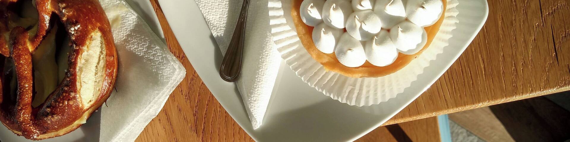 Some of the best cakes, pastries, and dairy products I've ever tasted!
'Mandra' is not only the trademark, but also the name of a village in Sibiu County, which does explain the fresh milk and the -supposedly- happy cows. :-)
#delicious #GoodEats