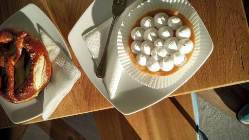 Some of the best cakes, pastries, and dairy products I've ever tasted!
'Mandra' is not only the trademark, but also the name of a village in Sibiu County, which does explain the fresh milk and the -supposedly- happy cows. :-)
#delicious #GoodEats