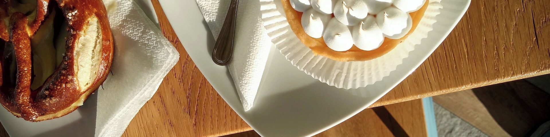 Some of the best cakes, pastries, and dairy products I've ever tasted! 
'Mandra' is not only the trademark, but also the name of a village in Sibiu County, which does explain the fresh milk and the -supposedly- happy cows. :-)
#delicious #GoodEats