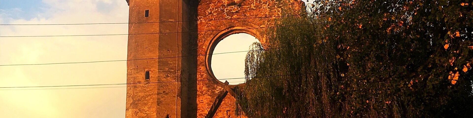 Jolie visite de la petite église de Cârța et des ruines du monastère. Après une montée en haut de la tour dans un étroit escalier en colimaçon, nous pouvons apercevoir de très près des cigognes perchées sur le haut des ruines.
#sunset #stork