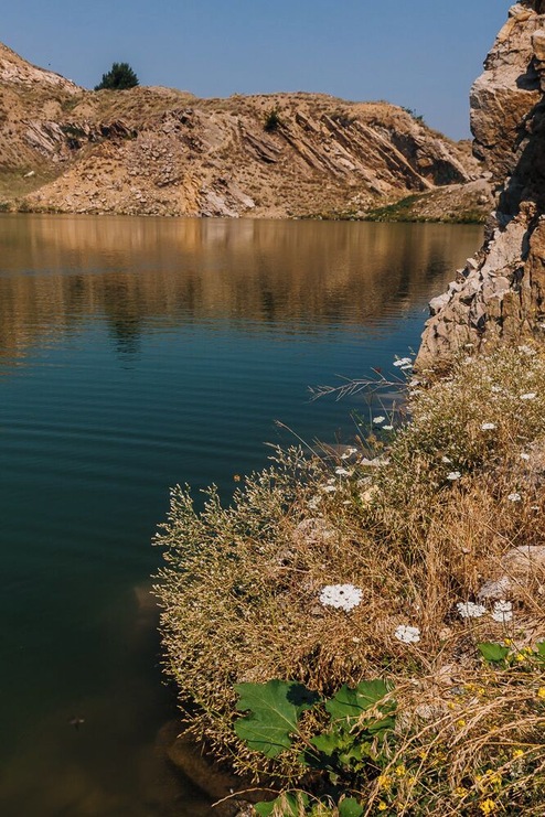 This lake, the only one of its kind in Romania, appeared in an old granite quarry. Its depth is about 20m and the blue waters cover the machinery abandonded after the quarry was no longer in use. It is close to Tulcea and Macin Mountains.