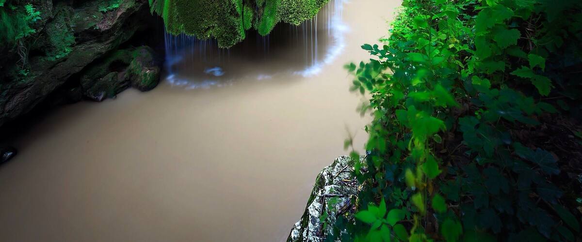 Bigar waterfall in Romania is definitely a hidden gem. It's quite small and perhaps not as impressive as some of the larger waterfalls but its setting in the lush forest makes it just as magical. Worth a visit for sure! Having your own wheels and an updated gps map certainly helps. #waterlust