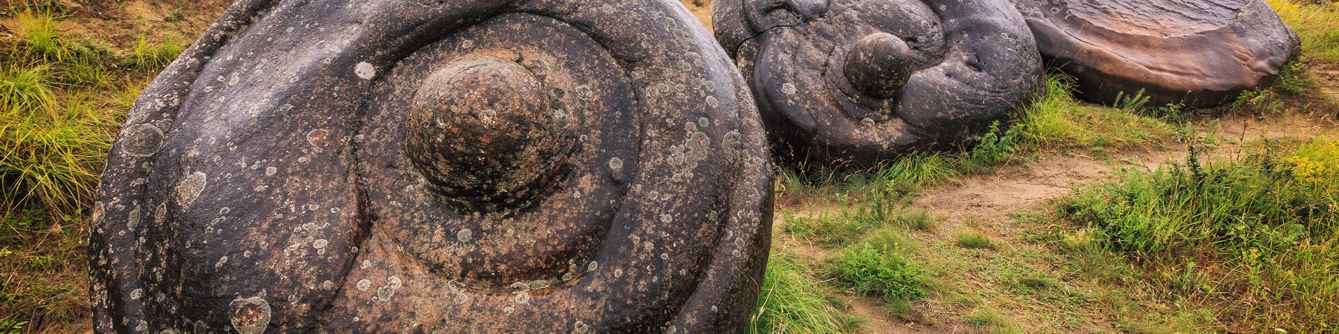 Trovants are composed of a hard stone core but their shells are made of sand, as most examples have been found in sandy regions. Geologists argue that the rocks are the result of a cementation process that occurred millions of years ago in this region and it is somehow accepted that their creation has its roots in the early diagenesis.
Not long after the last drops of water fall, they begin a multiplication process. Small oval or round forms appear on the upper part of them. Many people are amazed and even locals are impressed when after heavy rainfall these rock formations begin to ‘live.’ Locals have named them the “growing stones.” #Adventure