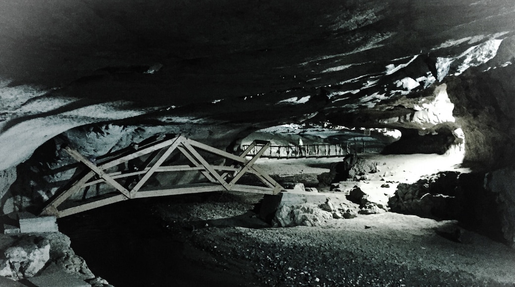 A Moria feel all throughout the cave, which is very large and -a very rare phenomenon in Romania- entirely accessible.