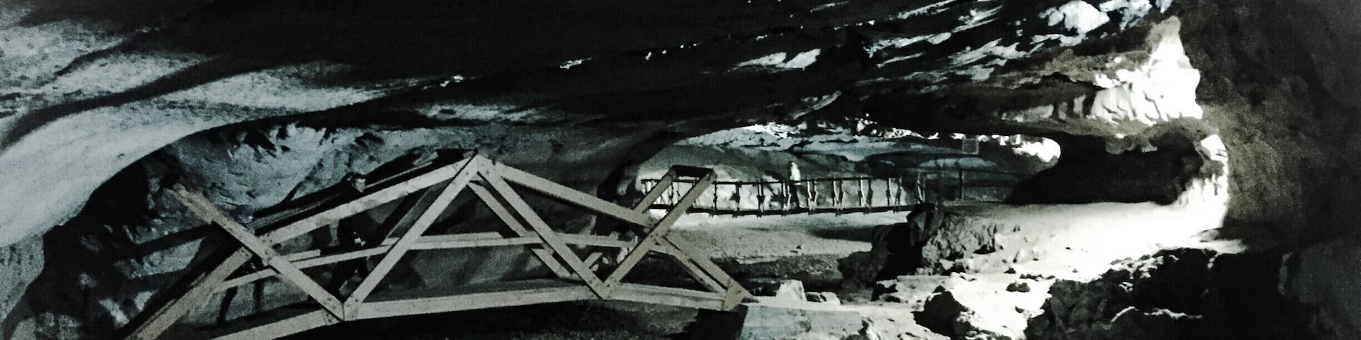 A Moria feel all throughout the cave, which is very large and -a very rare phenomenon in Romania- entirely accessible.