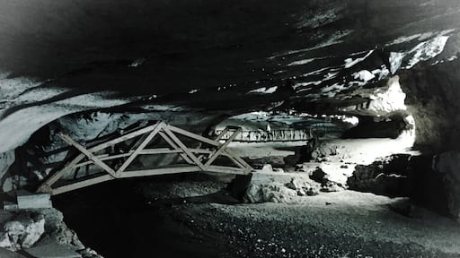 A Moria feel all throughout the cave, which is very large and -a very rare phenomenon in Romania- entirely accessible.