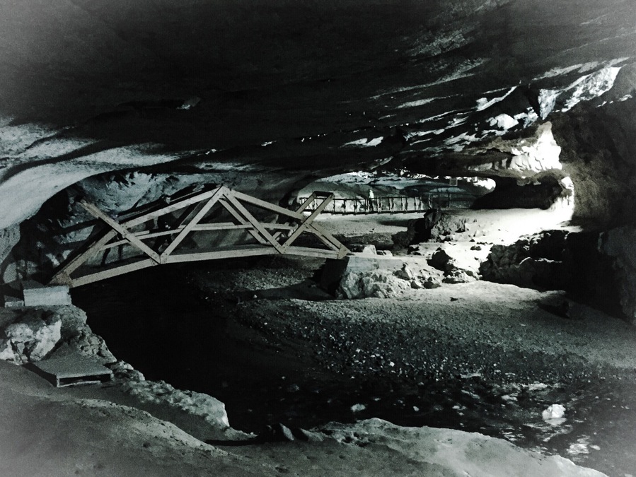 A Moria feel all throughout the cave, which is very large and -a very rare phenomenon in Romania- entirely accessible.