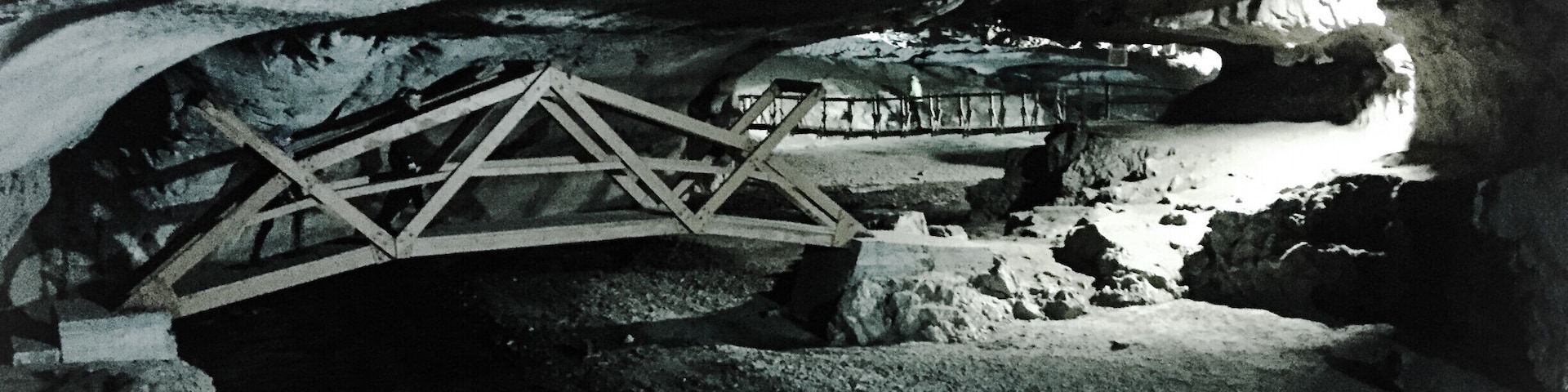 A Moria feel all throughout the cave, which is very large and -a very rare phenomenon in Romania- entirely accessible.