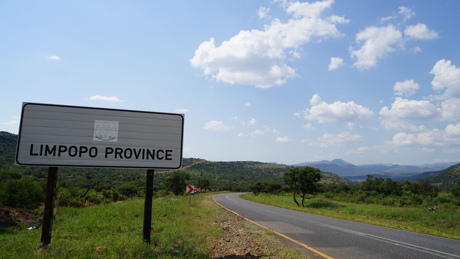 Een wegwijzer voor provincie Limpopo met een mooi landschap op de achtergrond.