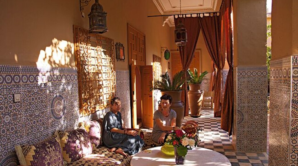 In Taroudant in Anti Atlas we stayed in Riad Aissi a bit outside town. It was like living in the fairytale Thousand and One Night. Within the modest door, one beautiful garden after the other opened up and when entering at the other side was a big swimming pool. We where placed in a big room with a canopy bed, a big bathroom and an extra room with 2 beds more. These rooms are perfect for a family with children. Just outside your room we had two big private sofas placed under the orange trees. This place serves no alcohol, but they accept if you enjoy you bottle of wine in your room.