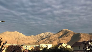 When go up to my office I don't understand why it's so clear if the sky are cloudy, but the morning sun had slipped under the clouds.