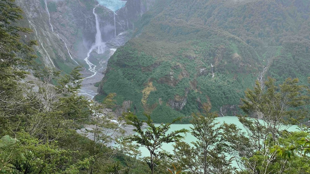 Hanging glaciers at Queulet National Park, Chile 🇨🇱😍
#chile #glaciers #queuletnational park #waterfalls