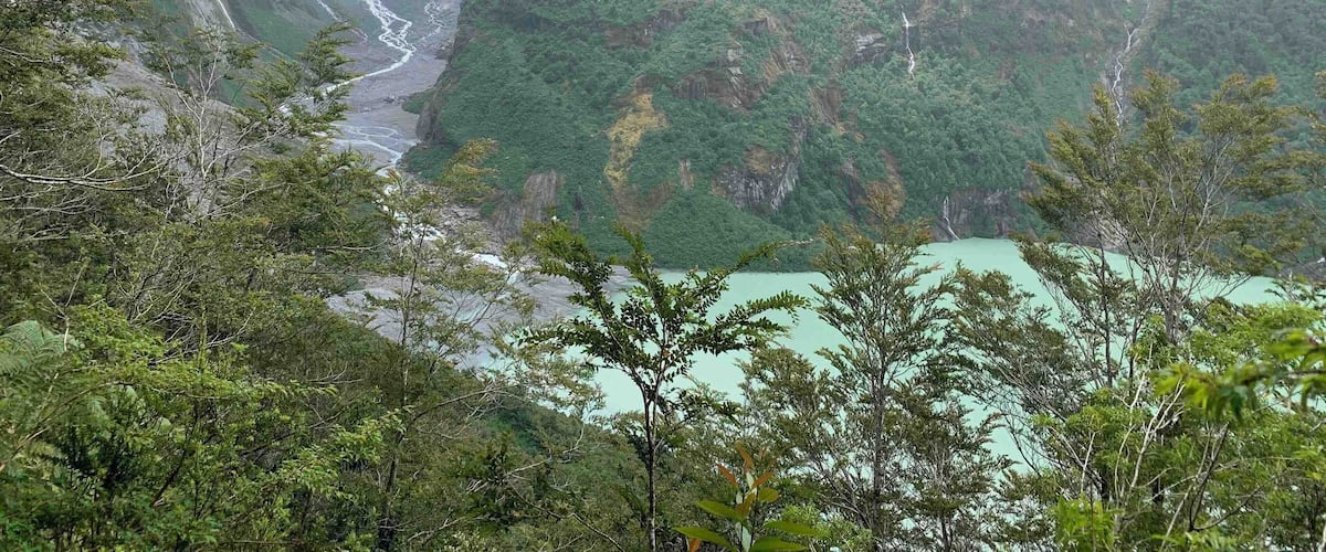 Hanging glaciers at Queulet National Park, Chile 🇨🇱😍
#chile #glaciers #queuletnational park #waterfalls