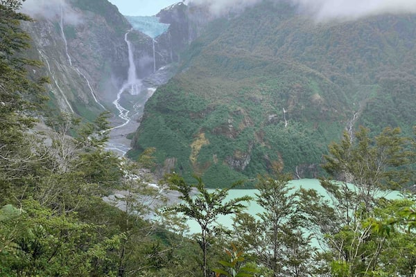 Hanging glaciers at Queulet National Park, Chile 🇨🇱😍
#chile #glaciers #queuletnational park #waterfalls