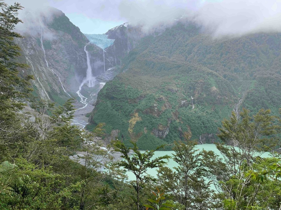 Hanging glaciers at Queulet National Park, Chile 🇨🇱😍
#chile #glaciers #queuletnational park #waterfalls