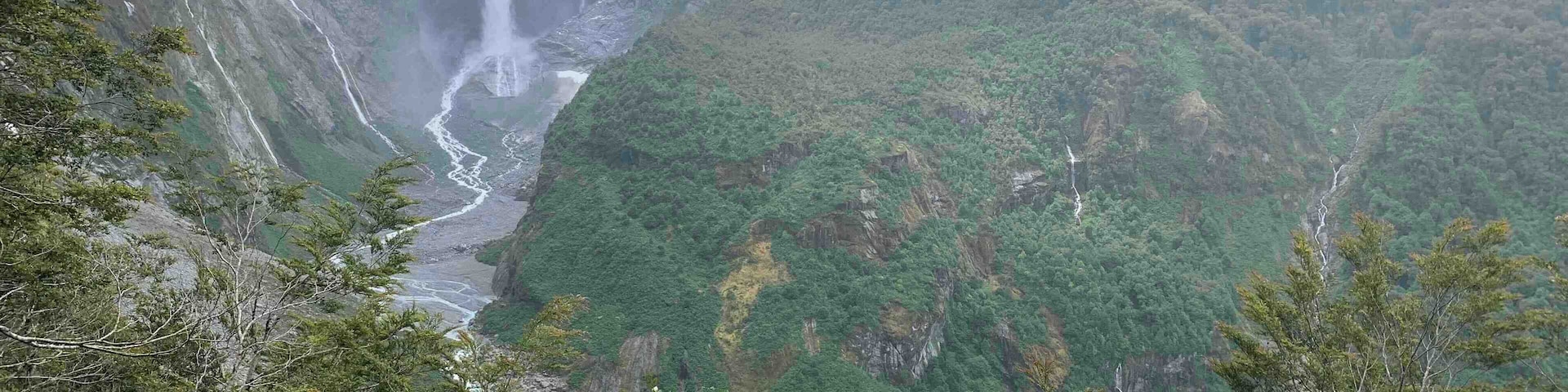 Hanging glaciers at Queulet National Park, Chile 🇨🇱😍
#chile #glaciers #queuletnational park #waterfalls