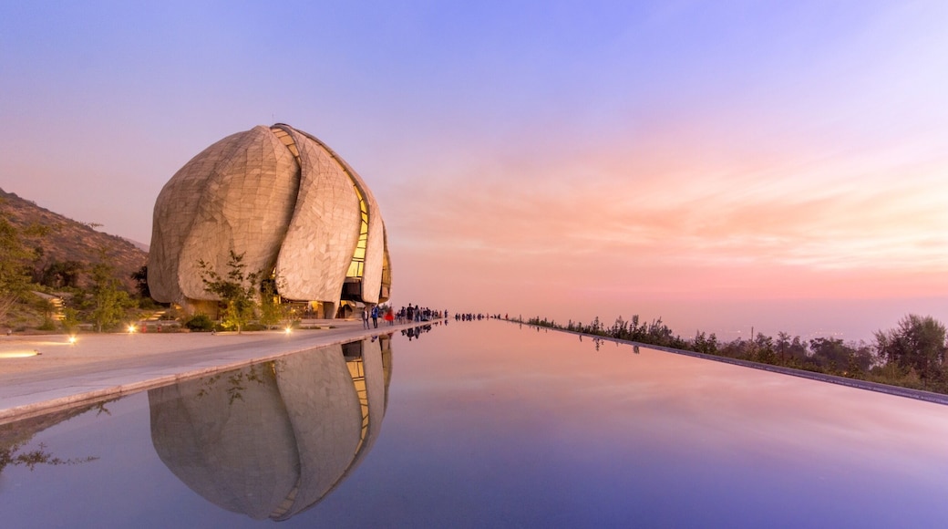 Beauty, peace and contemplation.
Despite being a religious temple people of all faiths go there to see closely what already draws attention. Atop a hill, facing the sunset, an unusual construction accompanied by an artificial lake of breathtaking by the mirror that forms and the silence that inspires the ethereal!