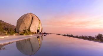 Beauty, peace and contemplation.
Despite being a religious temple people of all faiths go there to see closely what already draws attention. Atop a hill, facing the sunset, an unusual construction accompanied by an artificial lake of breathtaking by the mirror that forms and the silence that inspires the ethereal!