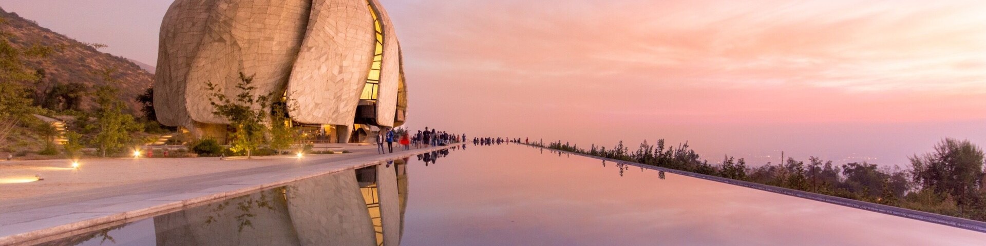 Beauty, peace and contemplation.
Despite being a religious temple people of all faiths go there to see closely what already draws attention. Atop a hill, facing the sunset, an unusual construction accompanied by an artificial lake of breathtaking by the mirror that forms and the silence that inspires the ethereal!