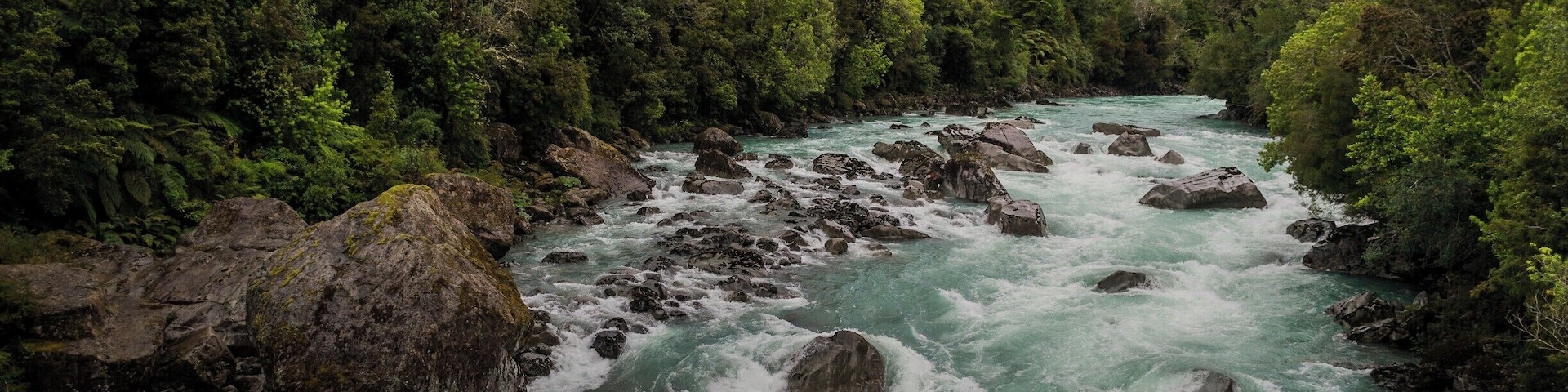 On the way of the Carretera Austral, a must stopover is in this tiny city of Hornopiren. This is where you have to take the ferry, but before do the hike to Hornopiren National Park and enjoy this incredible view of Blanco river.
#bvspatagonia
#Hornopiren #Patagonia #Carreteraaustral