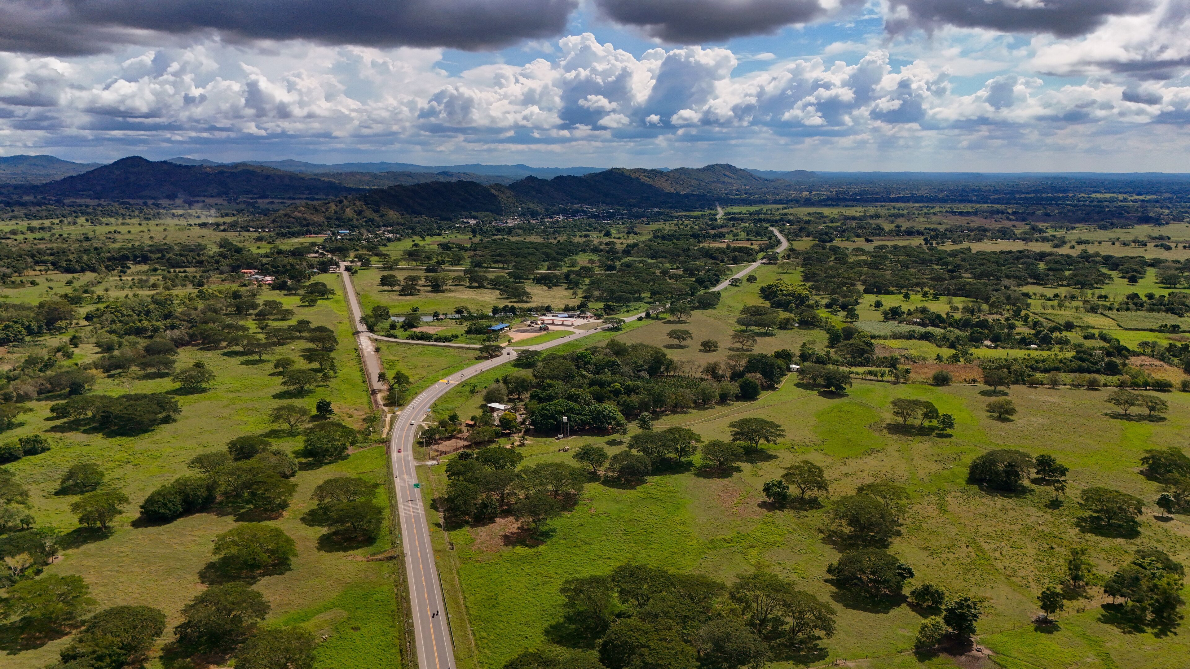 Foto aérea que muestra las planicies y fincas de ganado que caracterizan el departamento de Córdoba en Colombia