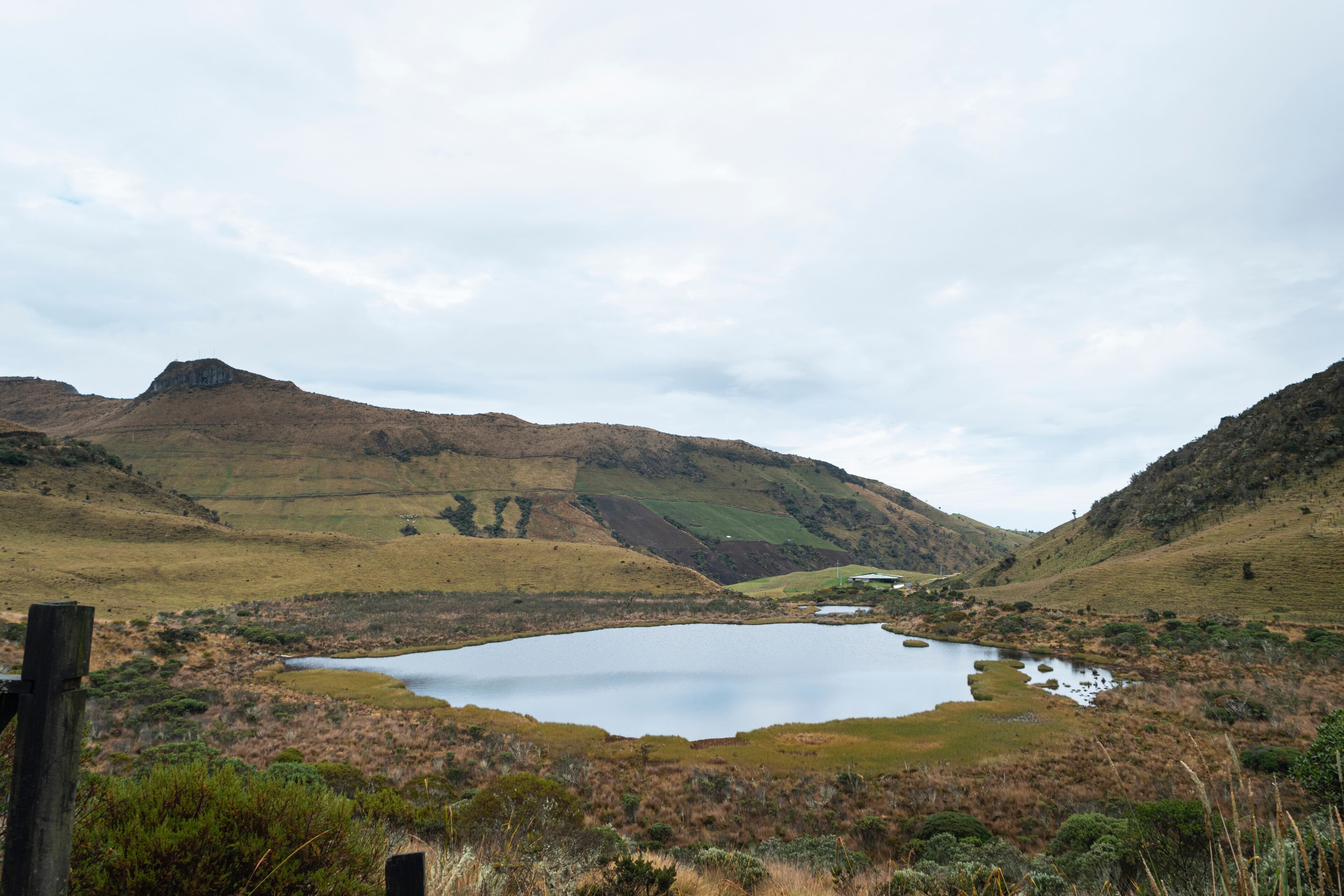 VISTA PANORAMICA DE LA LAGUNA NEGRA EN EL NEVADO DEL RUIZ. COLOMBIA