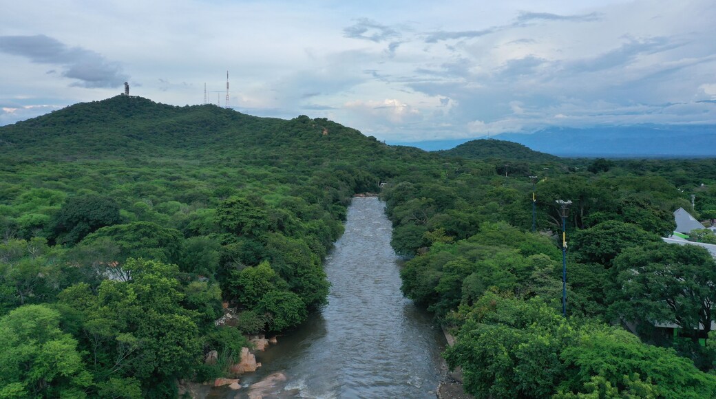 Río Guatapuri.
Río del departamento del Cesar, en la Costa Atlántica de Colombia. Nace en la laguna Curigua, en la Sierra Nevada de Santa Marta