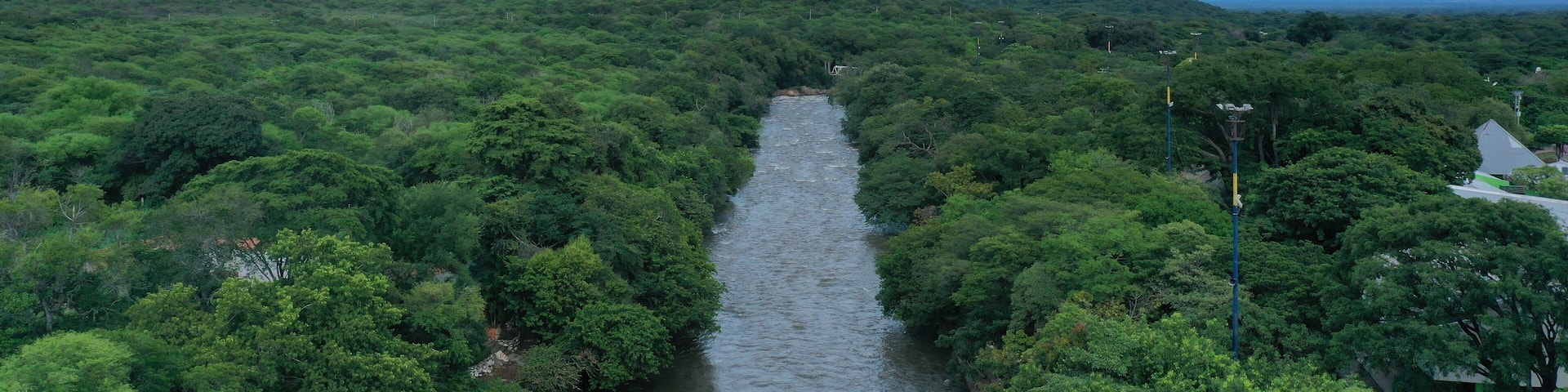 Río Guatapuri.
Río del departamento del Cesar, en la Costa Atlántica de Colombia. Nace en la laguna Curigua, en la Sierra Nevada de Santa Marta