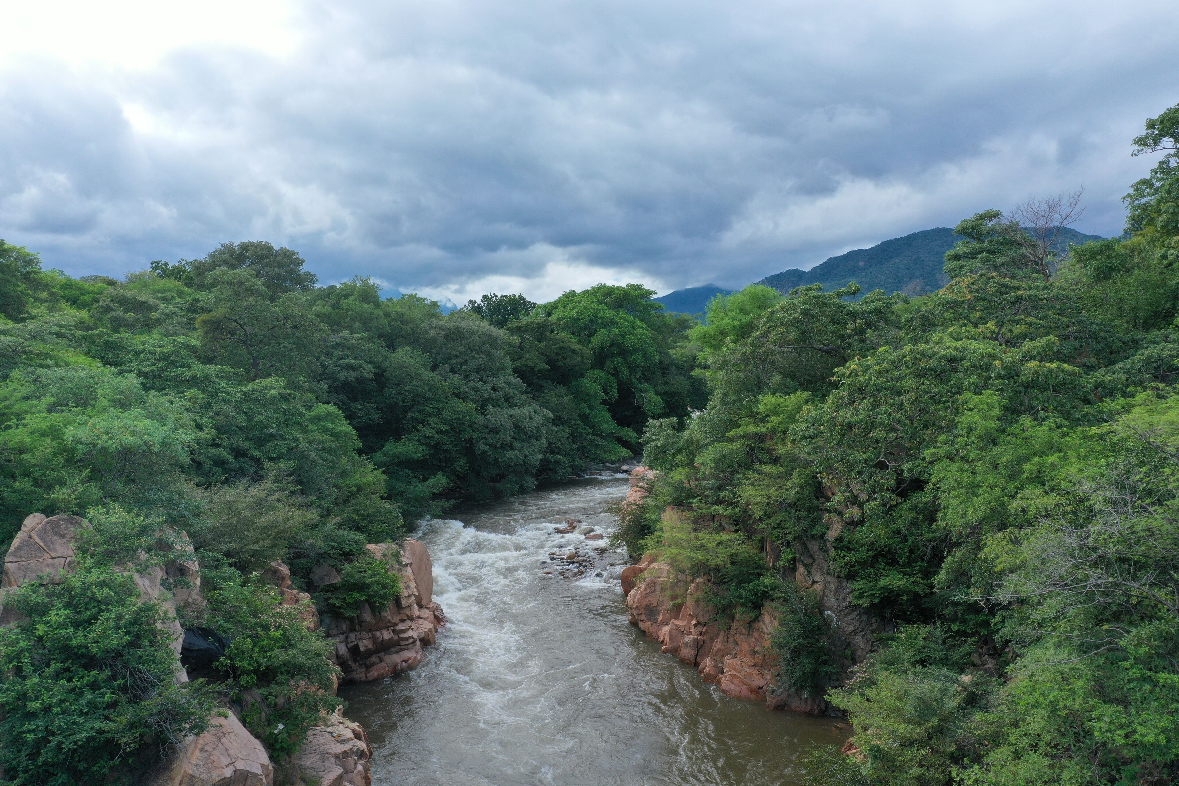 Río Guatapuri.
Río del departamento del Cesar, en la Costa Atlántica de Colombia. Nace en la laguna Curigua, en la Sierra Nevada de Santa Marta