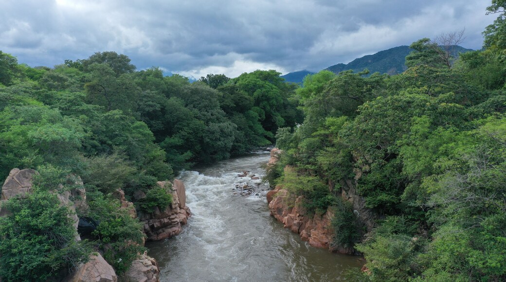 Río Guatapuri.
Río del departamento del Cesar, en la Costa Atlántica de Colombia. Nace en la laguna Curigua, en la Sierra Nevada de Santa Marta