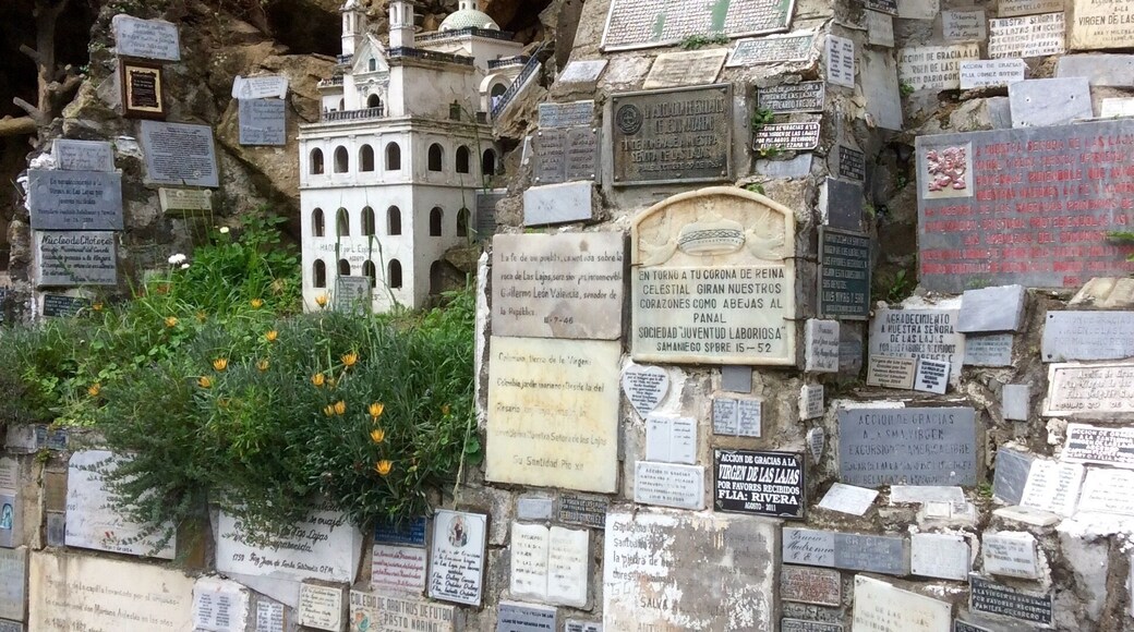 Thanksgiving plaques are numerous.