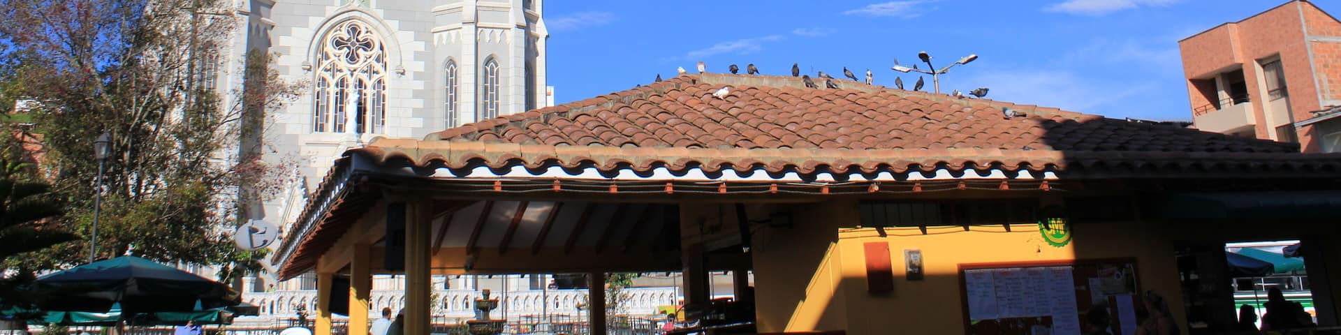 Parque principal, Iglesia Parroquial de Nuestra Señora del Rosario. Donmatías, Antioquia, Colombia.