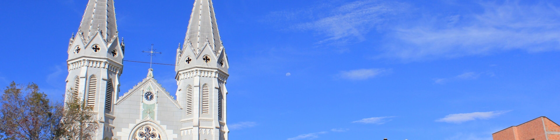 Parque principal, Iglesia Parroquial de Nuestra Señora del Rosario. Donmatías, Antioquia, Colombia.