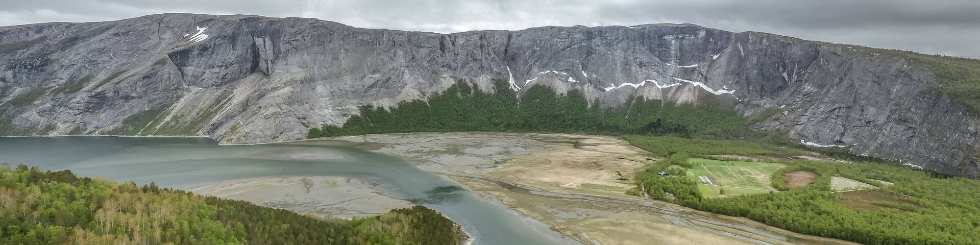 Mündung in den Beiarfjord in Norwegen