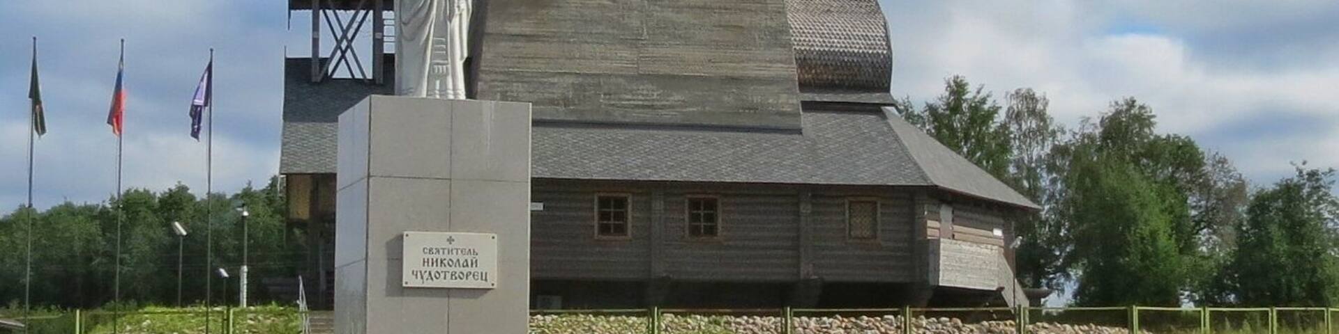 Church just before the bridge ove the white sea canal