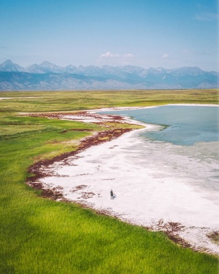 These sparkling salt flats is a treasure only a few know about outside of the local area. Green, red, white, blue. A rainbow of beauty in Siberia.
#Russia #travel #nature