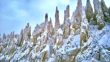The #Sinsk Pillars on the River Sinyaya, a tributary of the Lena in #Khangalasskiy District of #Yakutia. Though the Lena Pillars are better known and more easily accessible, the Sinsk Pillars are generally considered more impressive by those who have visited both.
