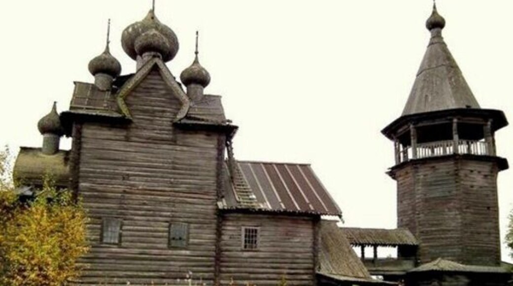 Northern European #Russia, particularly #Karelia and #Arkhangelskaya Oblast, are great places for traditional wooden #architecture. Many people live in log cabins and there are log churches from the 15th century still in use. This one in remote Shchelyeyki village is from 1783