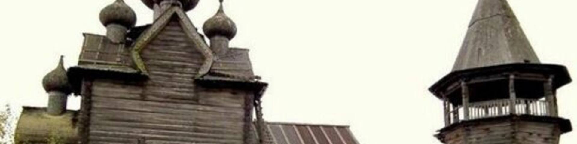 Northern European #Russia, particularly #Karelia and #Arkhangelskaya Oblast, are great places for traditional wooden #architecture. Many people live in log cabins and there are log churches from the 15th century still in use. This one in remote Shchelyeyki village is from 1783