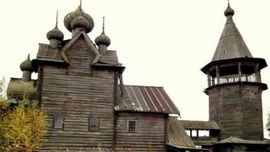 Northern European #Russia, particularly #Karelia and #Arkhangelskaya Oblast, are great places for traditional wooden #architecture. Many people live in log cabins and there are log churches from the 15th century still in use. This one in remote Shchelyeyki village is from 1783